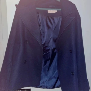 Kappa - Jätte fin varm mörk blå kappa i storlek S som passar perfekt för vinter och höst . Oanvänd med prislappen också! ( helt ny) köpte den för 899kr men säljer kappan för 700kr. ( frakt ingår!!)