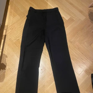 Svart kostymbyxor från Gina Tricot  - Svarta kostymbyxor från Gina Tricot i storlek 36. Använda men inte så slitna. Normal i passformen <3