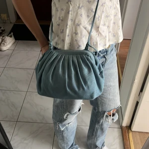Denim pouch väska - Så sjukt snygg väska köpt i italen använd två gånger! Väldigt unik😍