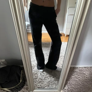 Kostymbyxor  - Medelhöga kostymbyxor från Gina trixar i storlek 36! 