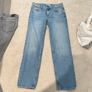 Lågmidjade jeans från gina, långa i benen o sitter perfekt på mig som är 169 - Nästan o andvända