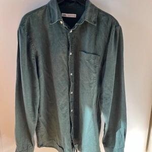 Zara linneskjorta  - Mörkgrön linneskjorta från Zara i storlek M