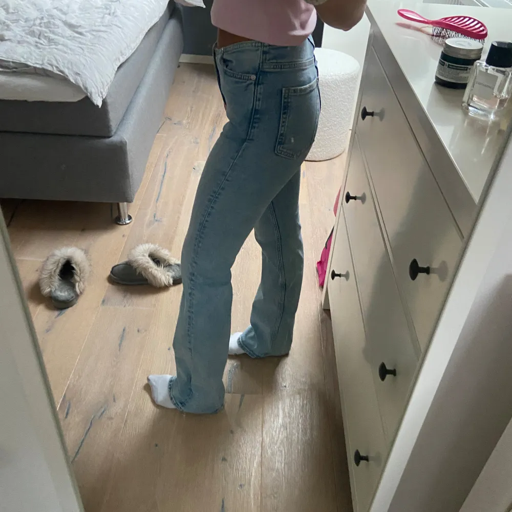 Så coola bootcut jeans från hm, storlek 34. Jeans & Byxor.