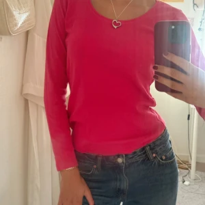 Röd/rosa tröja - En langärmad tröja i färgerna rosa/röd i ett skönt material. Passar storlekarna S-M💓 på bilden brukar jag ha XS/S💓 Perfekt tröja som kan kombineras med andra plagg eller vara för sig själv❤️ Ej använd💓