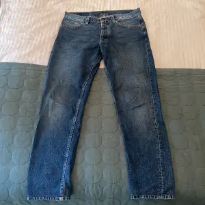 Säljer mina stilrena blå jeans från märket Nudie. De är knappt använda och i väldigt bra skick. Storleken är W31, L32 och modellen heter 