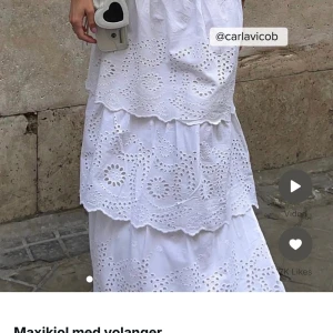 Volangkjol med slit  - Säljer denna fina kjol för att den inte kommer till användning. Använd typ 1 gång i den är som ny.💕