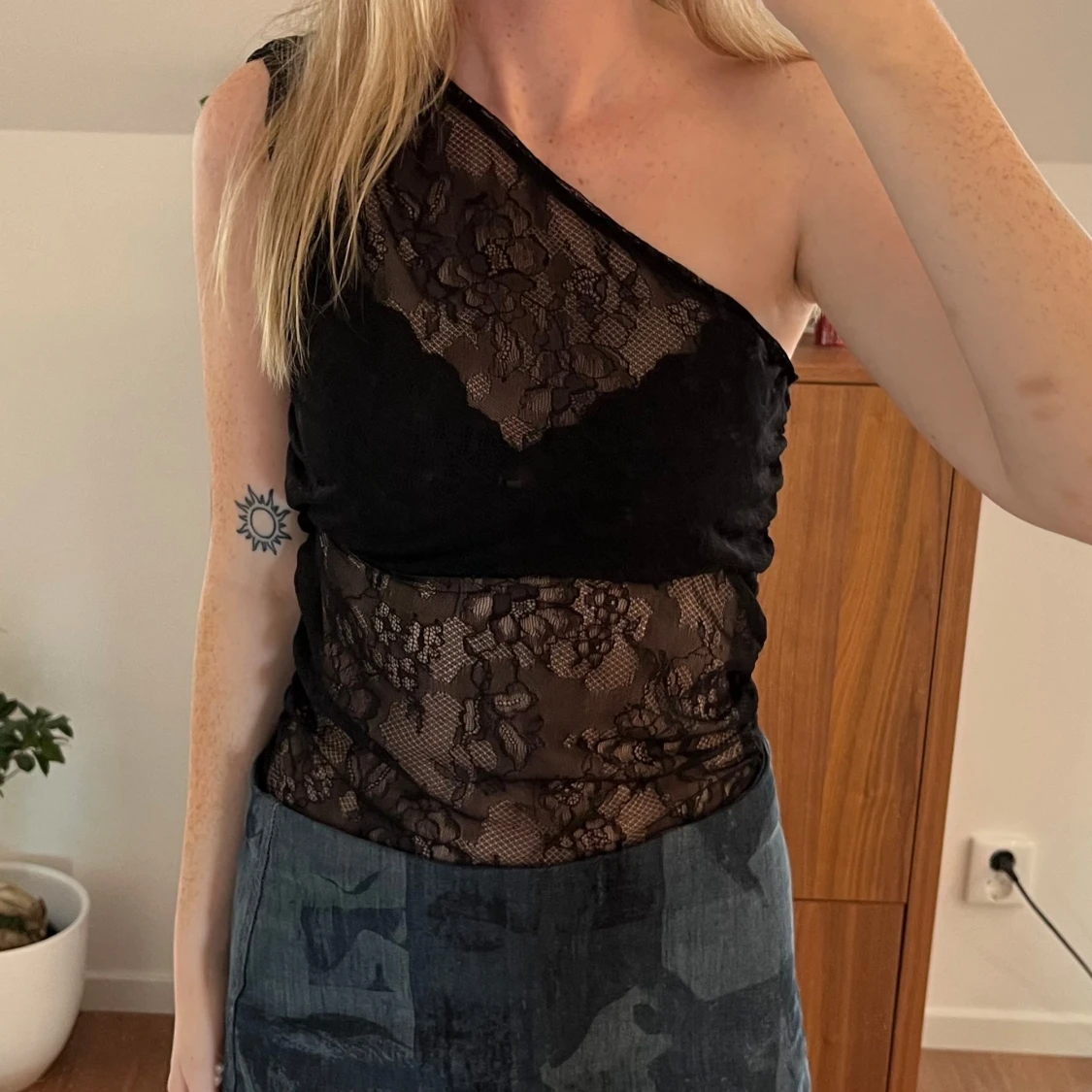 Spets oneshoulder topp - 1