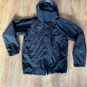 Columbia  - Vindjacka med Gore-Tex-teknik  Membranets skick är också idealiskt  Många vikter
