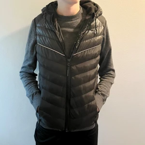 Väst stl XS - Säljer snygg väst i fint skick från märket Sonneti, som finns på JD Sports. Stl XS (12-13 år). Skick 8/10.