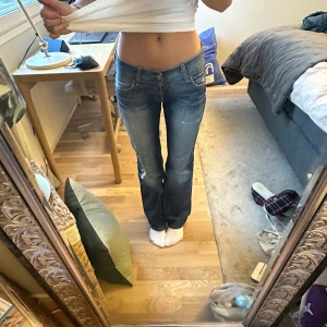 Levis jeans - Levis bootcut, low waist jeans! Fint skick nästan oanvända! Pris går att diskutera, men går efter bud. Storlek 26x34