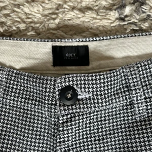 Snygga baggy Obey byxor - Snygga mönstrade byxor från obey. De är använda ett fåtal gånger men är som nyskick, inga defekter alls! Rätt baggy i passformen men kommer tyvärr inte till användning!🪐🌟