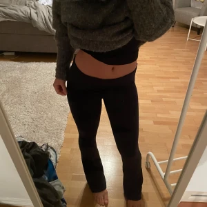 Populära byxor från gina tricot - Lågmidjade sköna byxor och knappt använda, man kan vika ner kanten så man kan välja längd på byxan