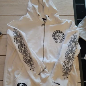 Chrome hearts zip - Önskar att jag inte behövde sälja men tyvärr är den för liten för mig, strl M men passar bäst S då den är liten i storleken, riktigt fina details på denna, för fler funderingar/frågor är det bara att skicka i dm, pris kan diskuteras vid snabb affär.