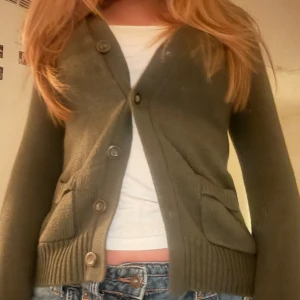 Kofta med fickor  - 💚 intressekoll! säljer endast vid bra pris. kommer inte acceptera lägre prisförslag.