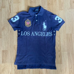 Ralph Lauren Los Angeles Polo/Pike - !skicka bud för snabb affär! Riktigt fet Ralph Lauren los angeles piké, storlek XS. Bra skick. Skriv om ni undrar någonting eller om ni vill ha fler bilder 📲