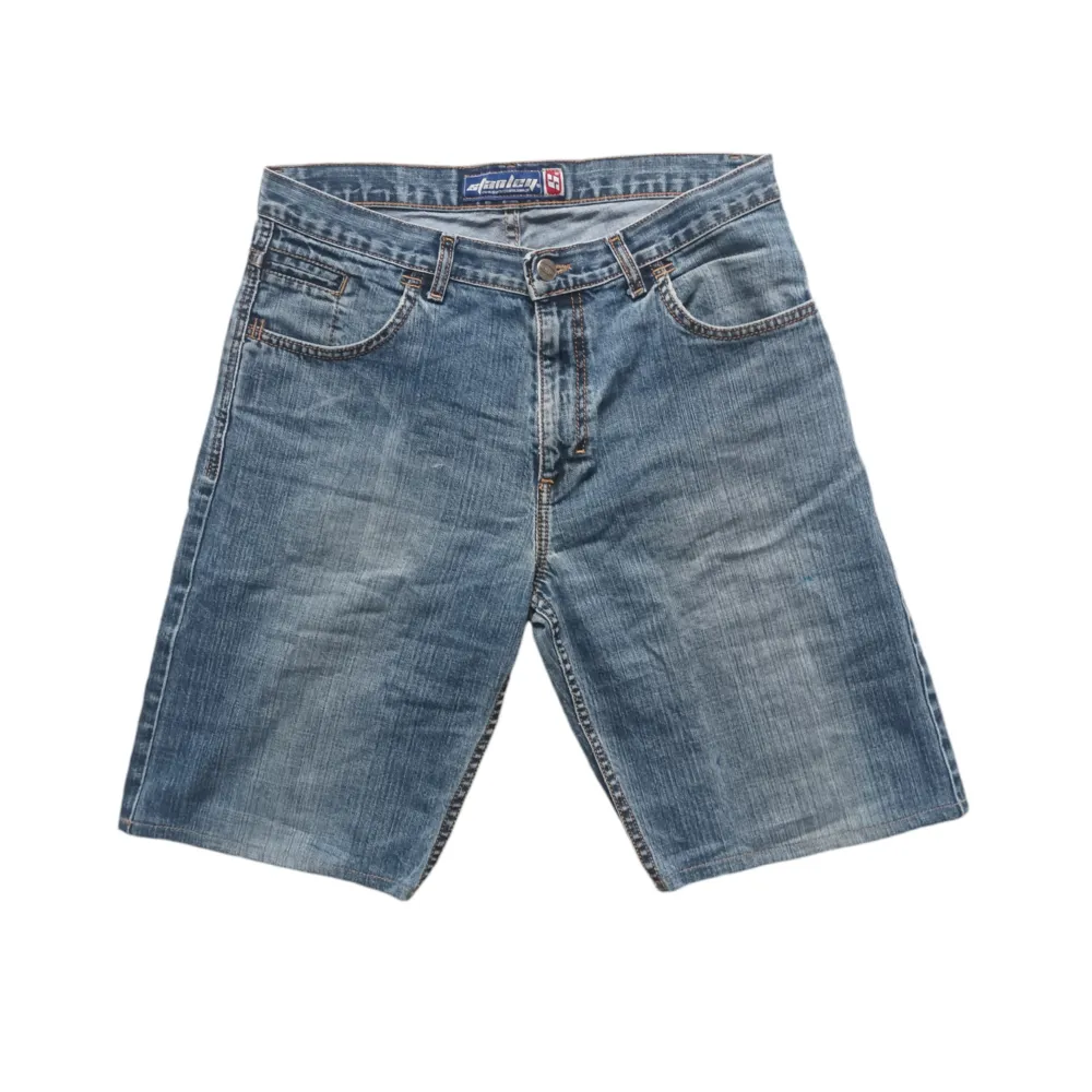 ⭐asfeta baggy jorts met en light wash. dma för mått o fler bilder. Asbra condition förutom en liten blå färg fläck på frambenen som man ser i bilderna⭐📸 . Jeans & Byxor.