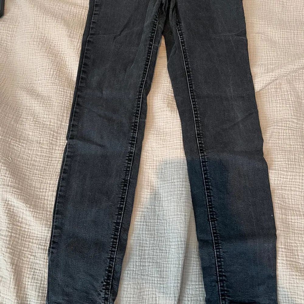 Hej, säljer nu mina jeans då jag känner att jag inte behöver dom mer. Inget fel på dom och dom är hela. Jeans & Byxor.