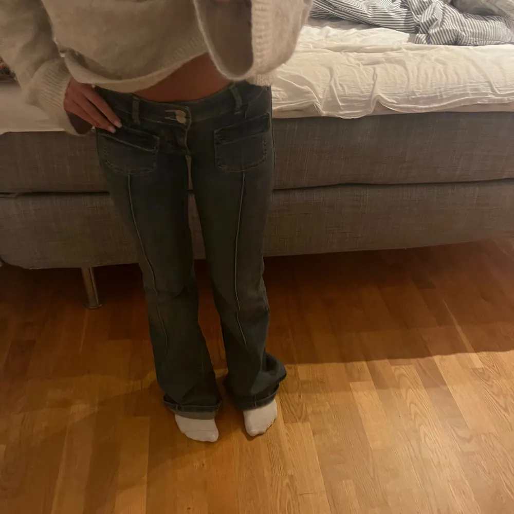 Nelly low waist jean, nypris är 700. Inga defekter.  Midjemåtte rakt över=ca 35cm  Innebenslängd= ca 82cm  Skriv för fler bilder eller frågor ❣️. Jeans & Byxor.