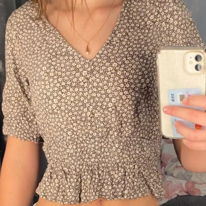 Blomm topp - Jättegullig blomm topp från bikbok. Har inte använt så mycket. Väldigt bra skick. Storlek xs 🥰❤️