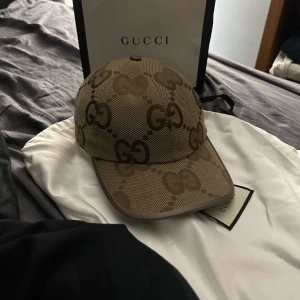 Gucci Keps - Säljer min brors Gucci keps som är Storlek M kan gå ner i pris vid snabb affär. Han har köpt den i Köpenhamn på Gucci affären 
