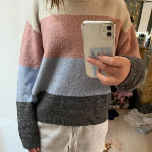 Stickad tröja  - Jättefin randig stickad tröja från HM. Väl använd men i gott skick. Storlek 170🥰🫶