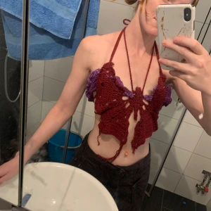 Virkad topp - Fjäril-  - VIRKAD Fjärilstopp av mig .  Lila detaljer över byst.  