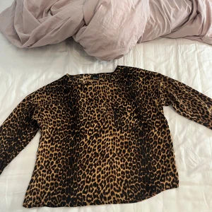 Blus  - Säljer min leopard tröja eftersom den va för stor den har en ficka längst fram