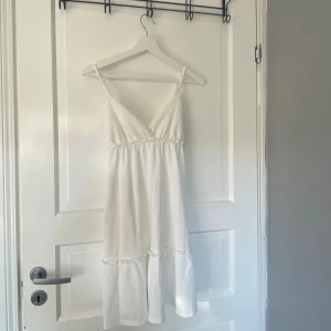 Studentklänning  - Säljer en superfin vit sommarklänning, perfekt till studenten!!👩🏼‍🎓Klänningen har en v-ringad design och är perfekt för varma sommardagar!!😍 Använd endast 1 gång- Från H&M!!