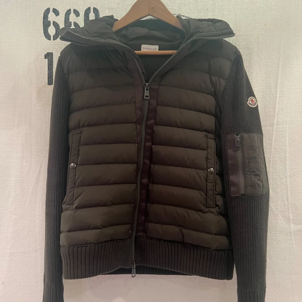 Riktigt snygg moncler cardigan i en sälsynt färg som är olivgrön. Har cnf och qr så är äkta. Hör av dig om de är några frågor eller om du vill ha fler bilder.. Jackor.