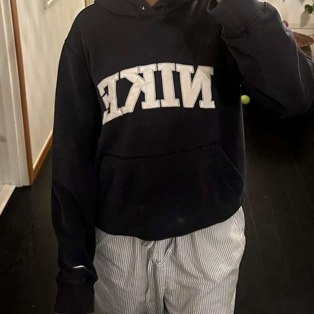 Nike hoodie i 7/10 skick, har några fläckar som knapp märks i storlek S men sitter som en M. Pris kan diskuteras . Hoodies.