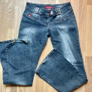 Lågmidjade jeans - Så snygga secondhand jeans som jag köpte här på Plick. Superbra skick förutom lite slitage längst ner vid hälen. Kom gärna med prisförslag!!💓 Innerbensmått: 80cm Midjemått rakt över: 40 cm