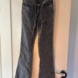 Grå bootcut jeans - Säljer ett par snygga grå bootcut jeans i bra skick. De är lågmidjade och använda nån en ska gång.