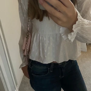 Gina blus - Säljer denna fina blus💗 Ganska bra skick, Köpt för ungefär 250 kr! Kan diskutera om priset💓