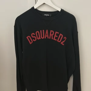 Dsquared tröja - Nästan aldrig använt ligger och dammar i gaderoben. Köpt för flera år sen i NK göteborg. Storlek S, men är väldigt stor i storleken, passar dem som har M mer. Om man inte gillar pösiga tröjor
