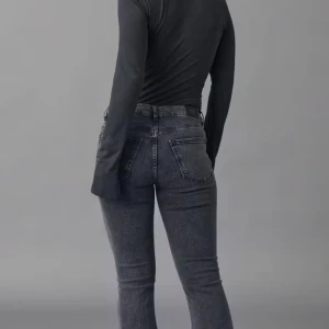Gina tricot lågmidjade bootcut jeans - Lågmidjade mörkgrå bootcut jeans, fint skick ganska så oanvända