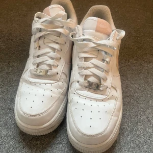 Nike air force skor - Knappt använda Köparen står för frakten 