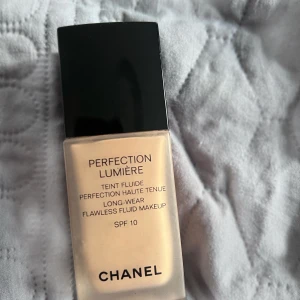 Chanel foundation  - Chanel Perfection Lumière Teint Fluide Foundation i färgen 30 Beige. SPF 10. Det är ungefär 2/3 kvar i flaskan.