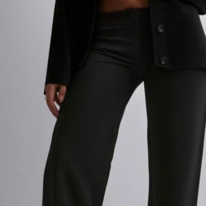 Lågmidjade kostymbyxor  - Lågmidjade kostymbyxor från Nelly, helt oanvända! 🩷 Storlek 36, stretchigt material, inga defekter, lång i benen! 