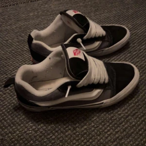 Vans-knu skool schoes - Inte jätte slitna funkar bra litet slitet på insidan av skorna men utan några hål de ser liksom bara använda ut men inte alls mycket. Lägger priset på ungefär 600/700 kr men de kan alltid diskuteras
