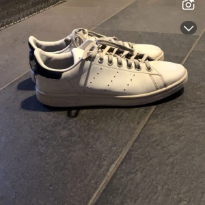 Stan Smith  - Trendiga stan Smith i mörkblå färg, de har ett hål under sulan se bild 4a där av priset😽💕