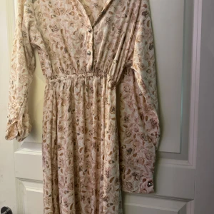 Maxiklänning långärmad - Långärmad maxiklänning från Saudi Arabien. Använd en gång, fin passform!