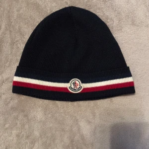 Moncler mössa - Äkta blå moncler mössa i bra skick som jag inte använder köpt från miinto 