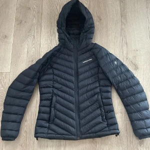 Jacka - Väldigt bra skick då den är knappt använd, kids 140