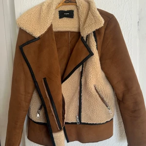 Jacka - Höstigare trendig jacka inför kylan. Tjock och fint material, nästan aldrig använd