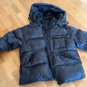 Jacka  - Svart jacka skick 7 av 10 