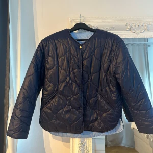 Jacka - Super snygg jacka som suttit bra på mig som är 162🙌💕 Vet ej vilket märke och den är knappt använd💕