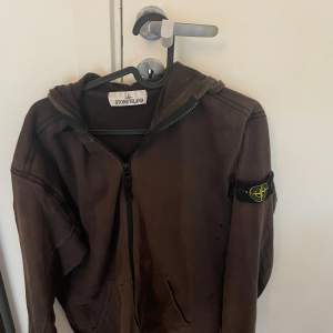 En Stone Island zip som är ganska använd men har fortfarande mycket kvar och ge. 100% äkta  Hör av er vid minsta fråga.