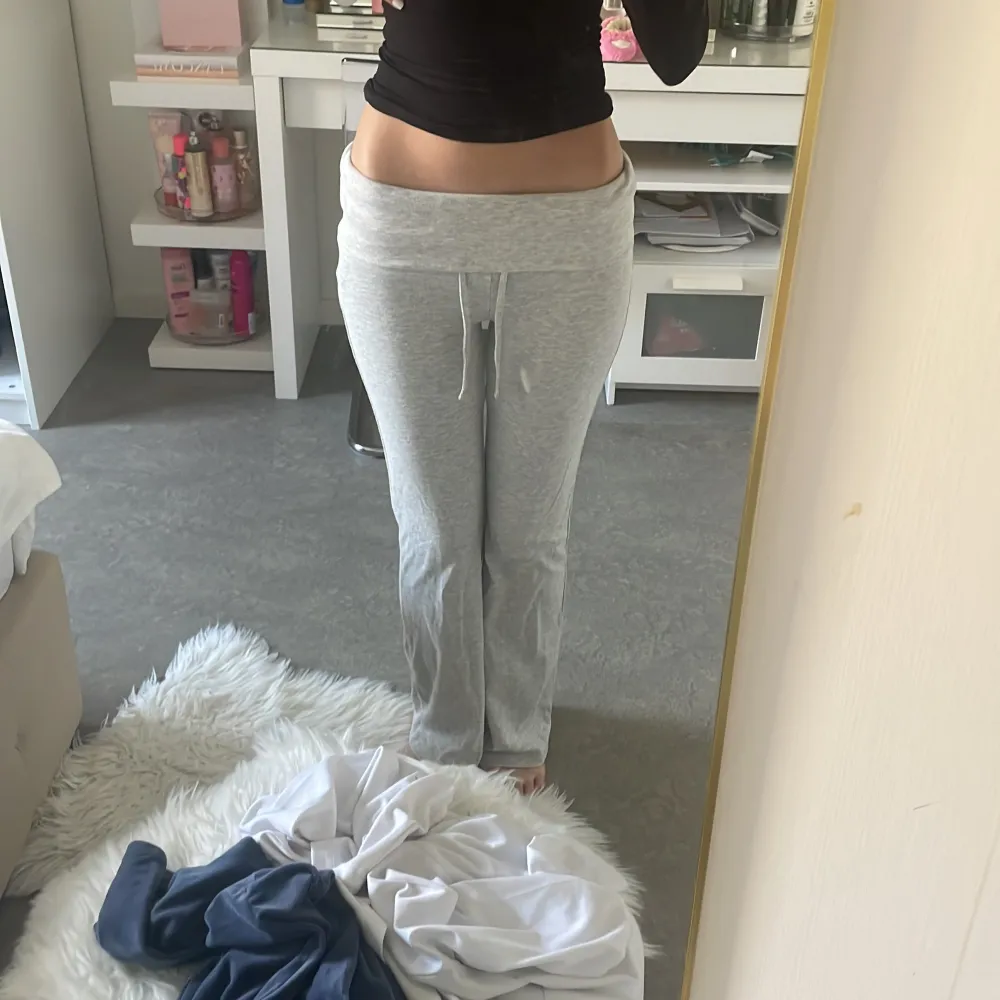 säljer gina tricot fold over yoga pants som inte säljs längre i strl 158/164. har aldrig använt dem. Jag är 166 cm!. Jeans & Byxor.