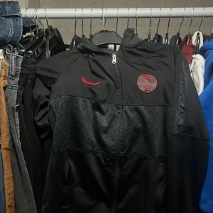 Psg zip hoodie  - En svart katt psg zip hoodie köpt för 899 använd lite skick 8-10