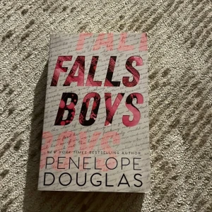 Fall boys av Penelope Douglas - Boken är i extremt bra skick!:)